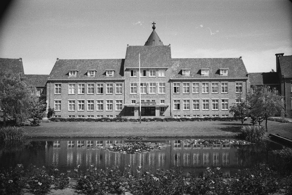 Het Willibrordusgebouw rond 1960.