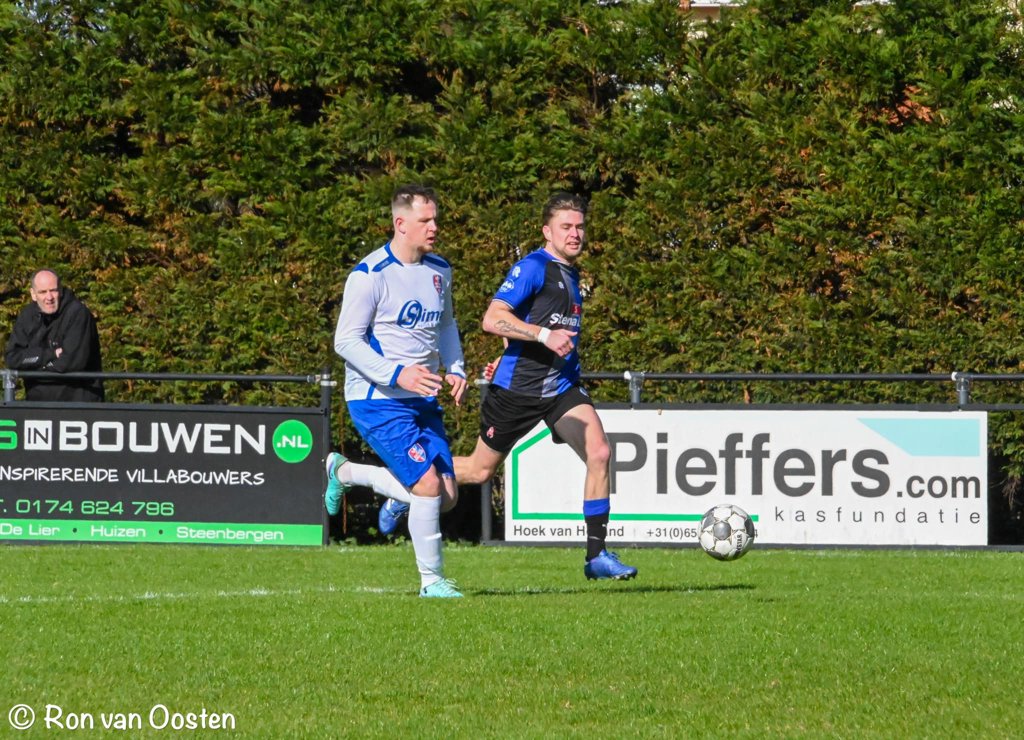 Mitchell Bouwhuis (rechts) schroefde zijn tussentotaal op tot twaalf doelpunten tegen Kethel Spaland.