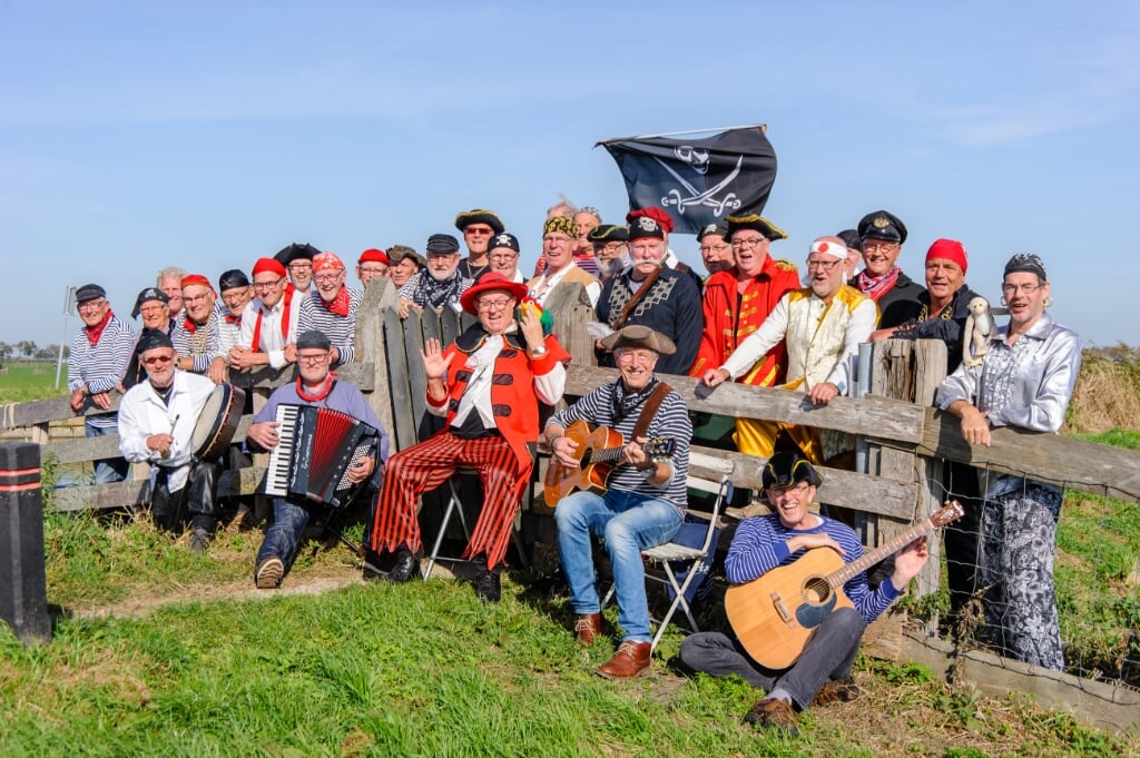 Piratenkoor De Landlubbers heeft een hoog feestgehalte. Dat laten de leden tijdens het Bevrijdingsfestival zien.