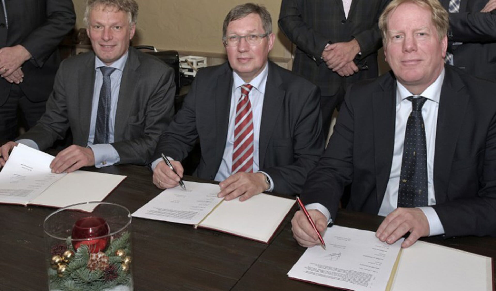 Half december tekenden burgemeesters Wubbo Tempels (Hellevoetsluis), Gregor Rensen (Brielle) en Peter de Jong (Westvoorne)  al een intentieovereenkomst. Foto: Jos Uijtdehaage. 