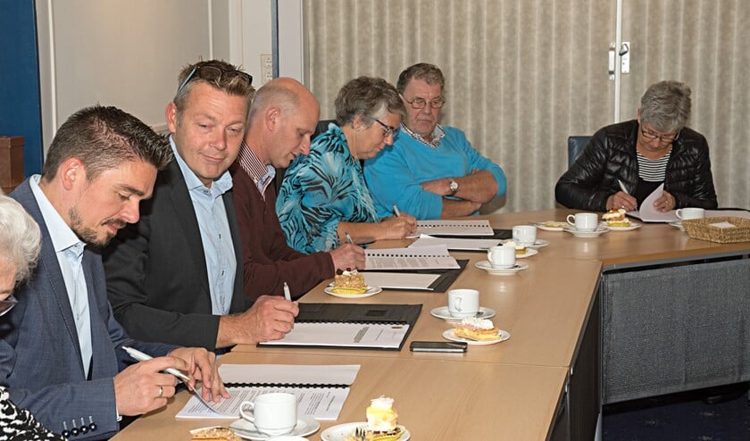 De ondertekening vond plaats in de raadzaal van het gemeentehuis in Rockanje (fotografie: Jos Uijtdehaage)