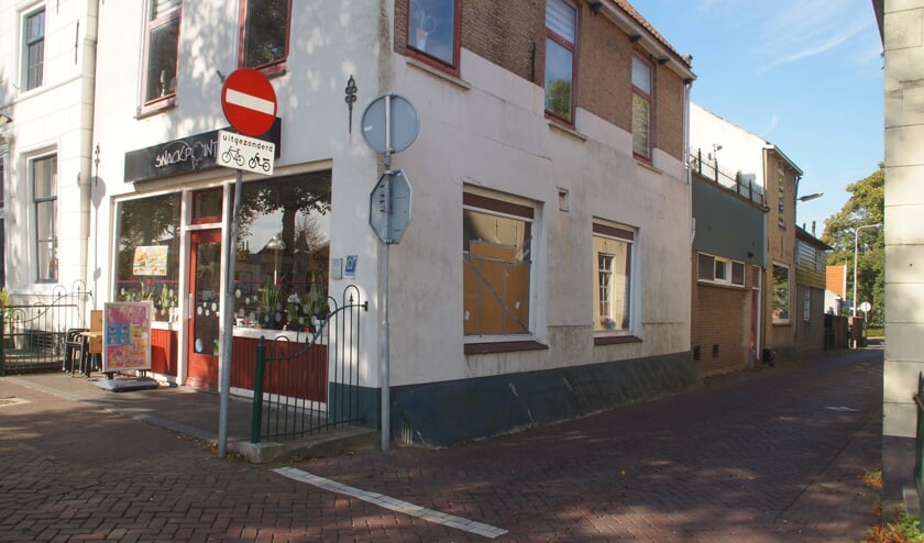 Bij de net opgeknapte snackbar was het weer puin ruimen. Foto: Teun Kweekel.