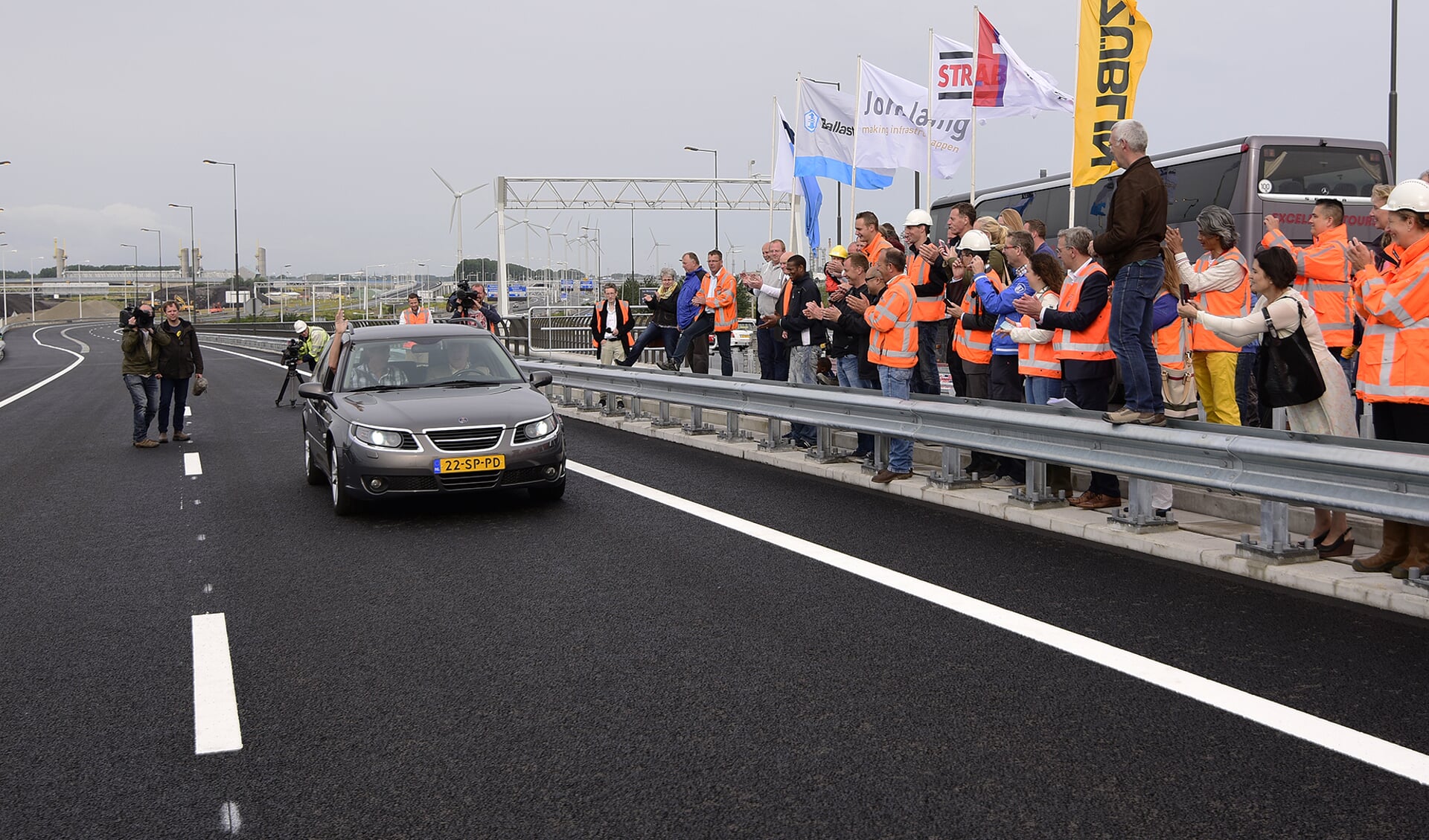 In juli ging de rijstrook richting Rotterdam op. Vanaf  zondag kan het verkeer richting de Maasvlakte ook over de brug.