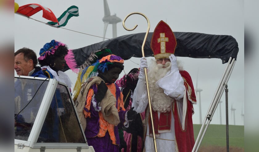 Hoor de wind waait door de bomen. Sinterklaas is in Geervliet aangekomen.