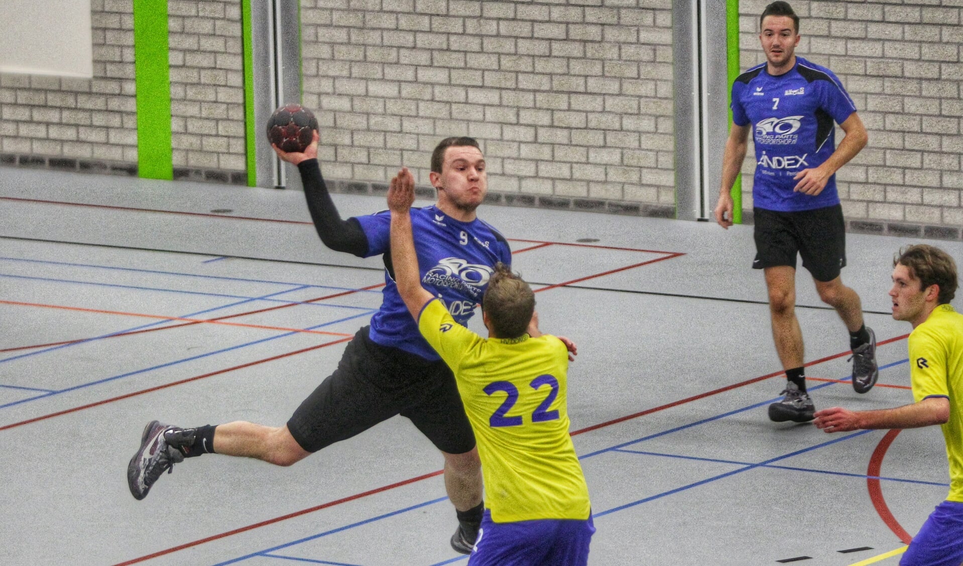 De handballers van HVOS behaalden zondag haar tweede overwinning uit de zaalcompetitie. Fotografie: Peter de Jong