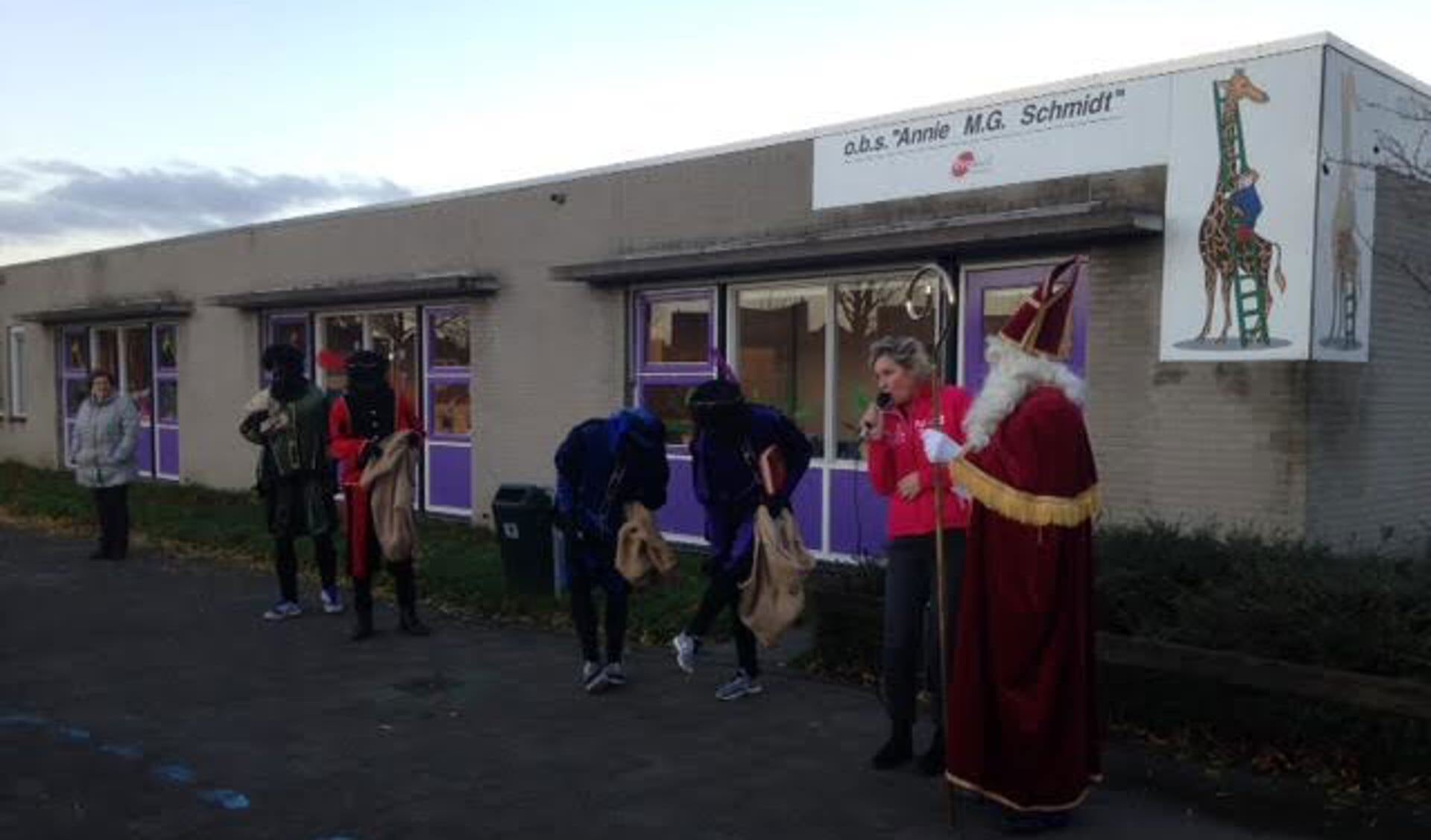 Sinterklaas bezocht de leerlingen op de Annie.