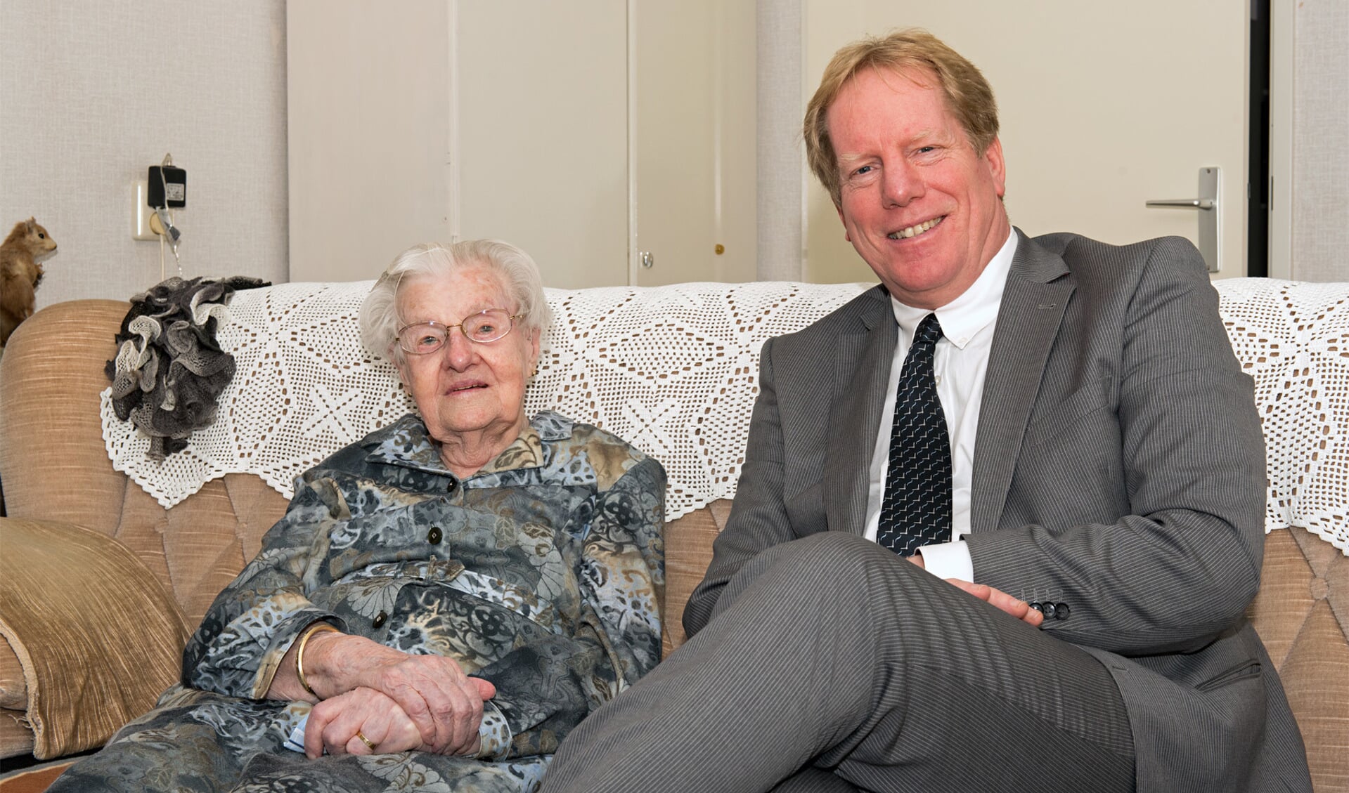 Aaltje Barendrecht-Noordermeer vierde vorige week in zorgcentrum Leemgaarde haar 104de verjaardag. * Foto: Jos Uijtdehaage.
