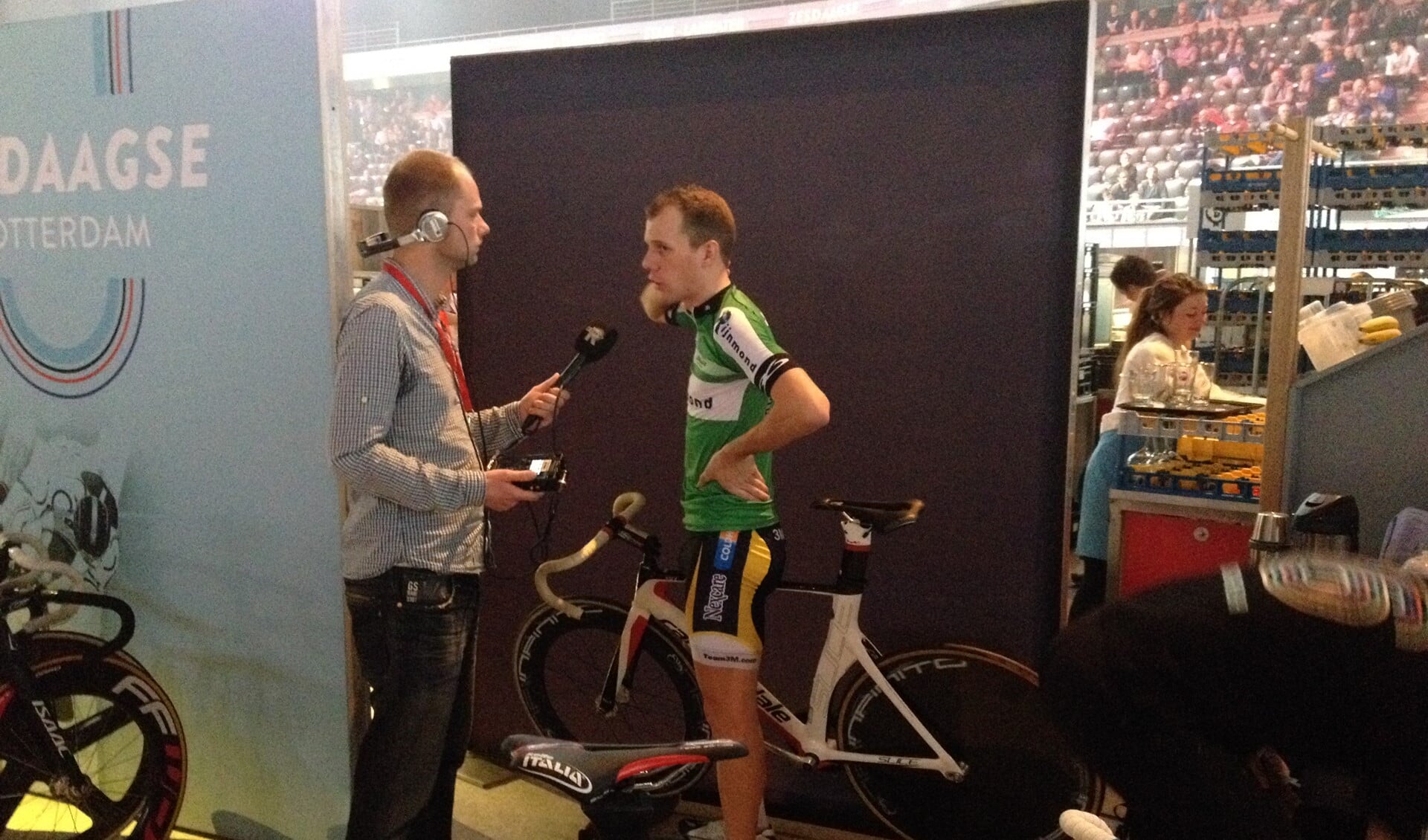 Michael Vingerling in gesprek met Cris Rolandus van RTV Rijnmond.