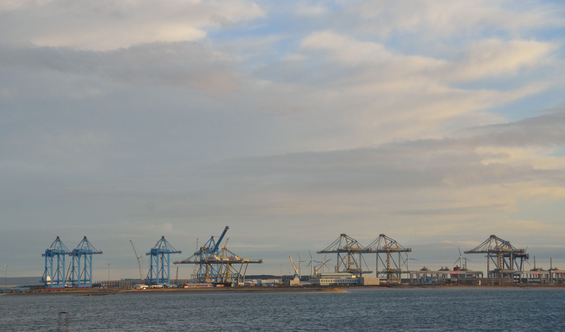 De aanleg van de nieuwe terminals heeft geleid tot onrust onder de havenwerknemers.