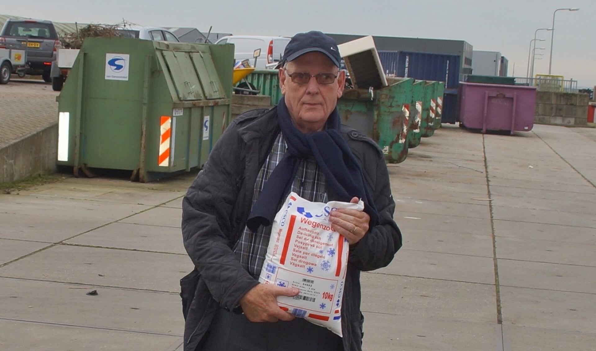 Teun met de eerste zak strooizout die afgehaald kon worden op de Gemeentewerf.