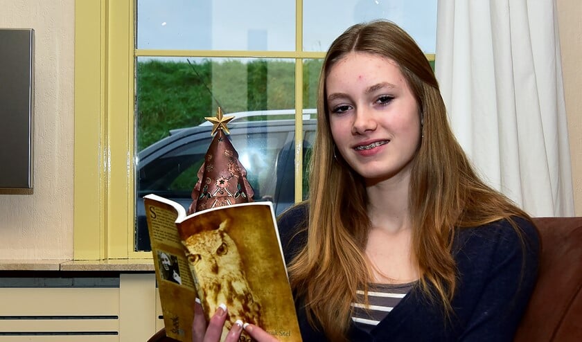 Anouk met haar verhaal dat uit verveling ontstond. Foto: René Bakker.