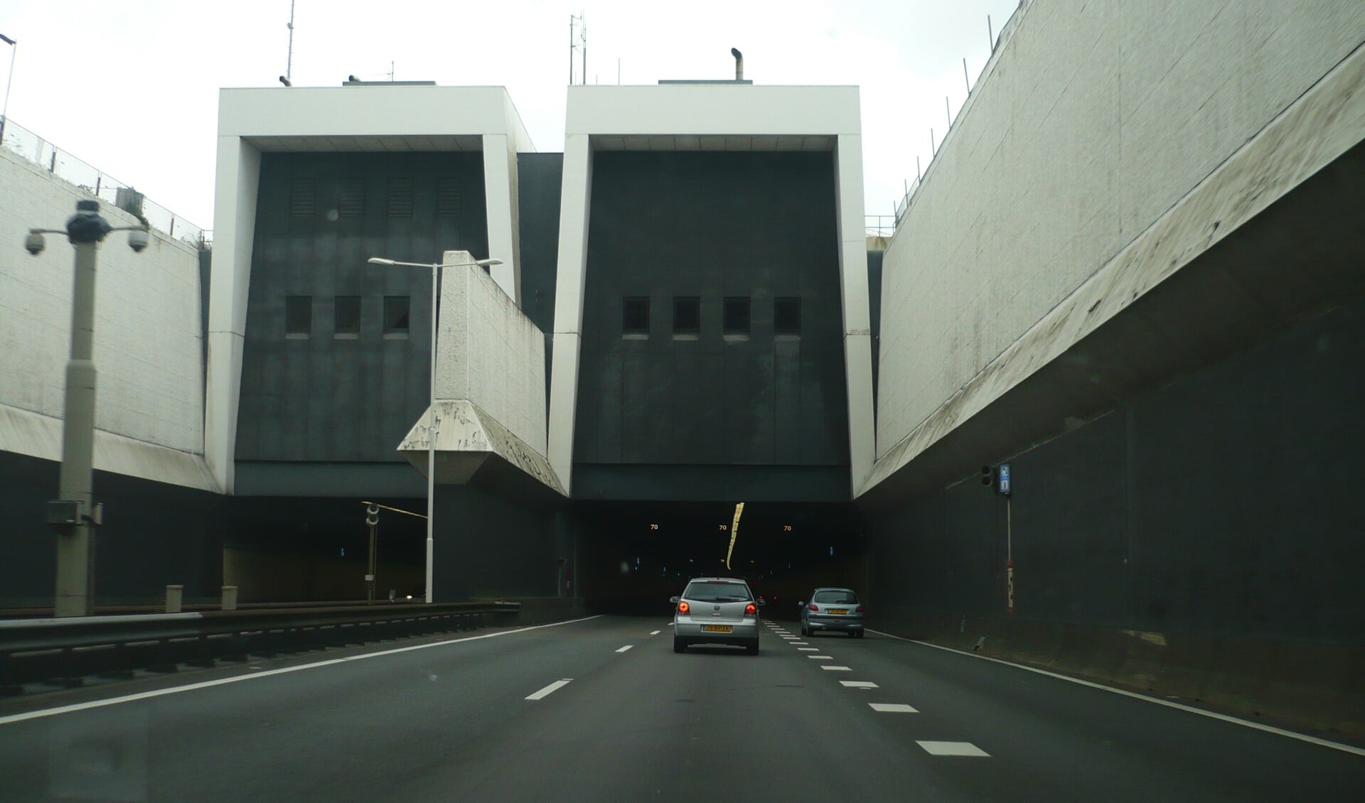 Nachtelijke afsluitingen van de tunnel; omrijden via de Botlekbrug.