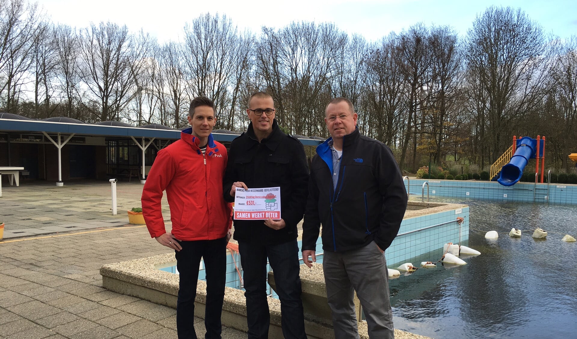 Ook de vrijwilligers van het zwembad in Heenvliet profiteren van het Rondje Nissewaard.
