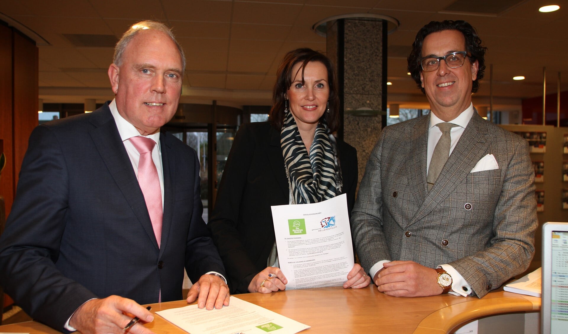 Wethouder Peter Hofman (wethouder Economische Zaken) en Hans de Wit en Jacqueline van Zoeren namens de winkeliersvereniging. 