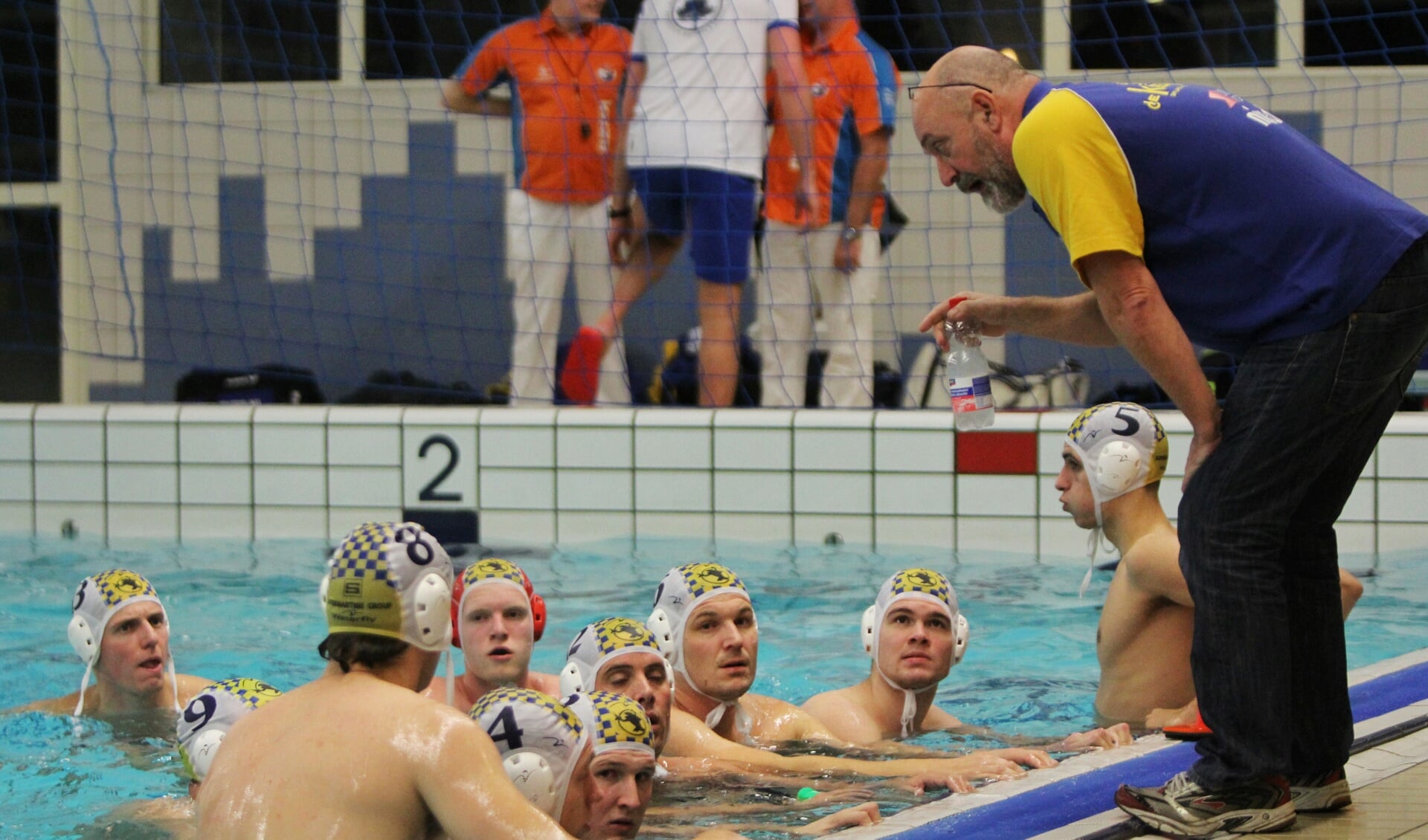 Nico van Nieuwamerongen instrueert zijn spelers voor de wedstrijd tegen De Vliet. Foto Peter de Jong.