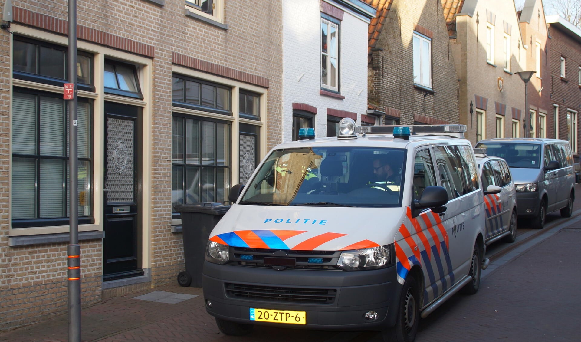Diverse politiewagens stonden voor het pand op de Dorpsstraat. Foto: Teun Kweekel.