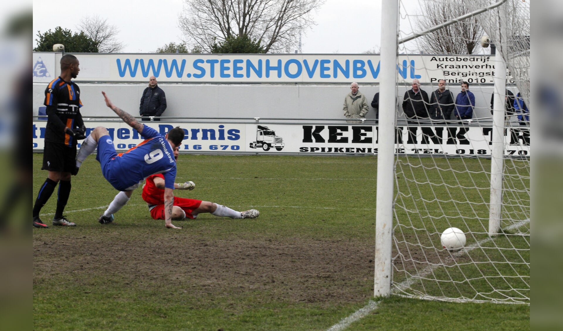 John van Tiggelen maakt een gelukkige goal. Foto: Aad van der Voorn