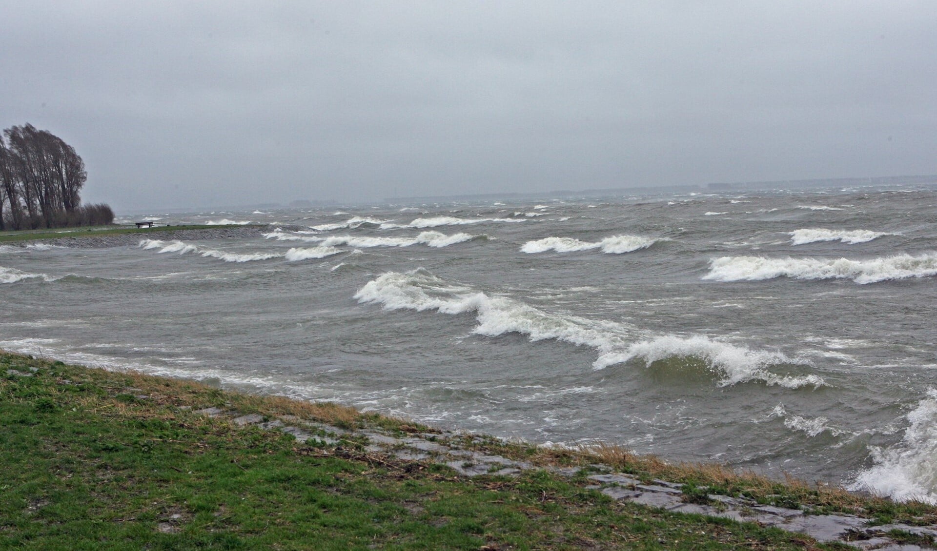 de storm jaagt de golven op tot schuimkoppen