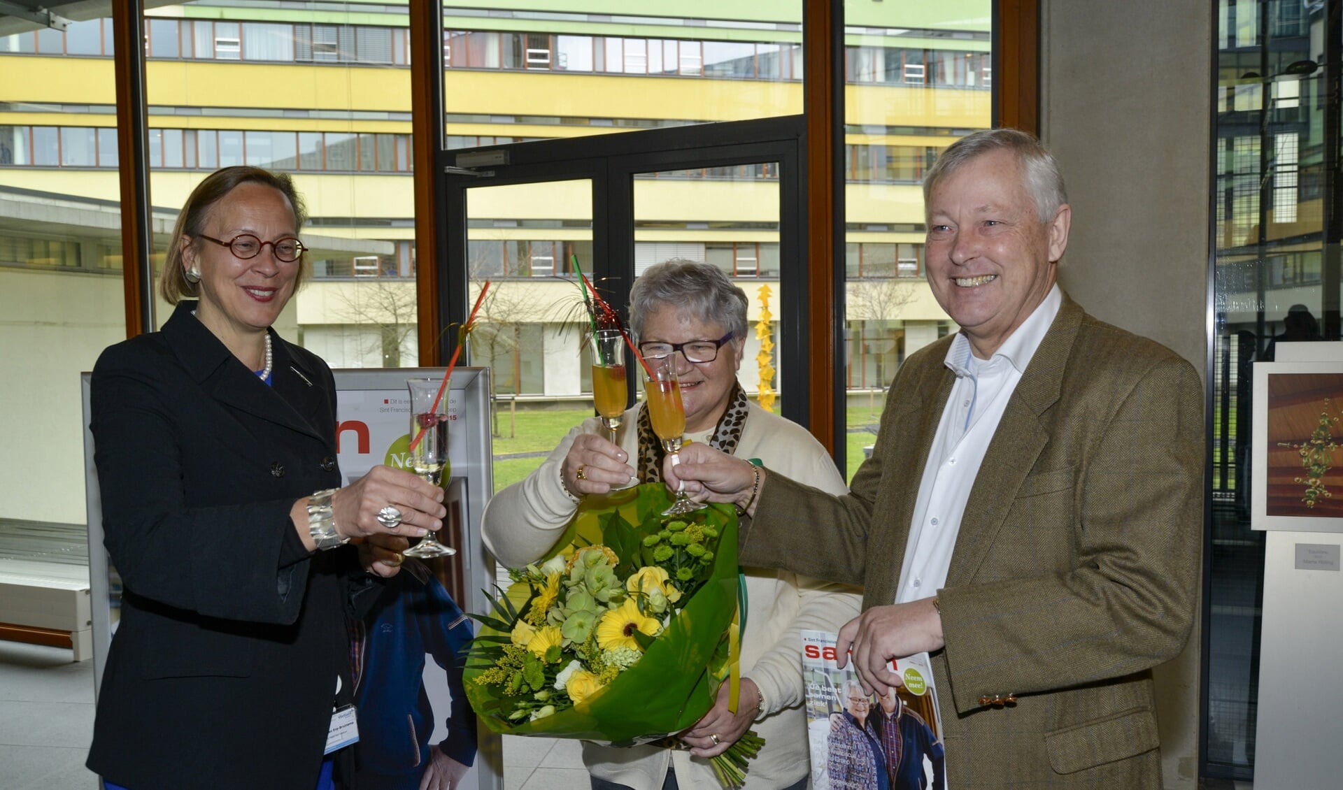 De heer en mevrouw de Vries proosten samen met Roos van Erp-Bruinsma tijdens de lancering van het nieuwe magazine SAMEN. Het echtpaar werkte mee aan een van de artikelen en poseerde voor de cover.