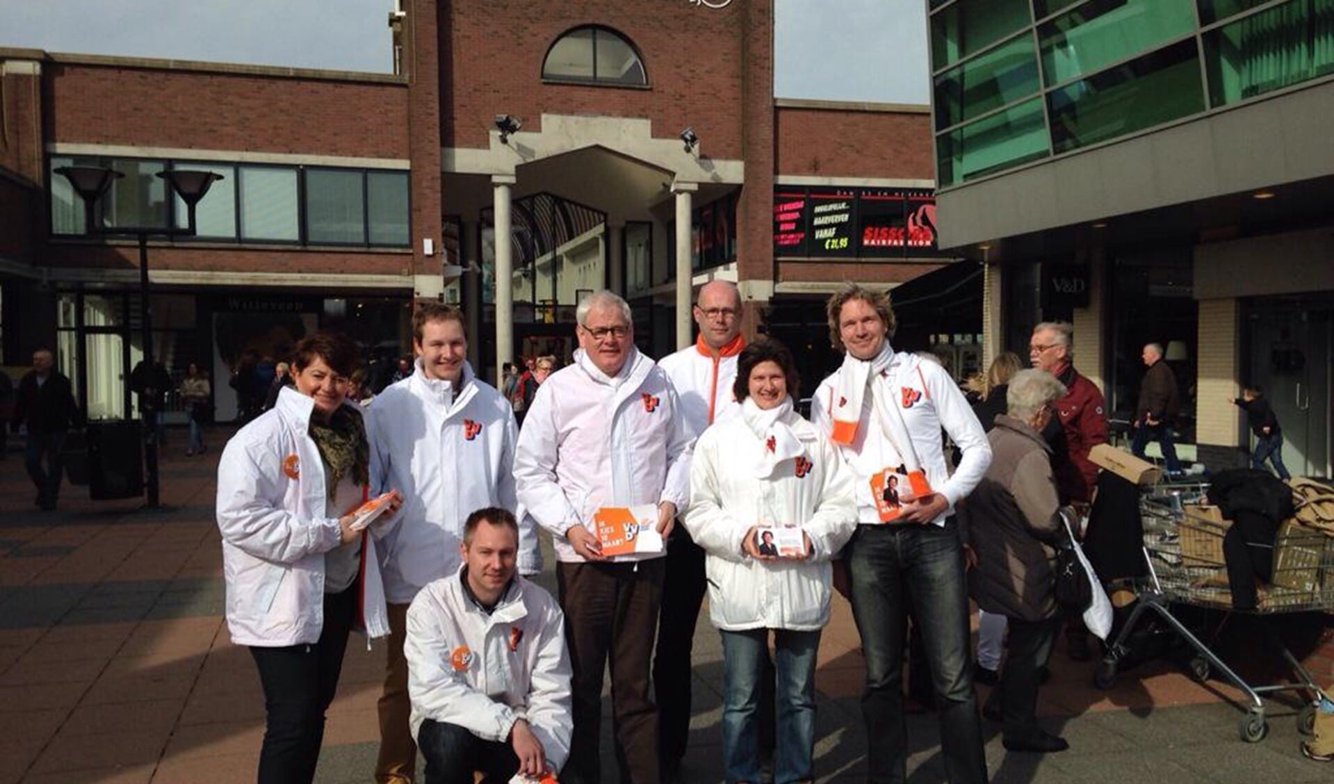 In Hellevoetsluis sloot Tweede Kamerlid Foot van Oosten zich bij het campagneteam aan. Foto: VVD via twitter.