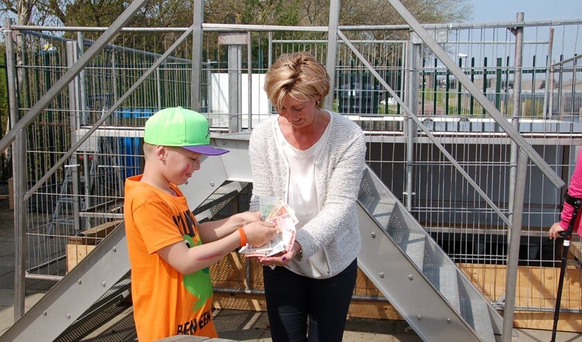Joep overhandigt het geld voor de adoptie aan ASeal