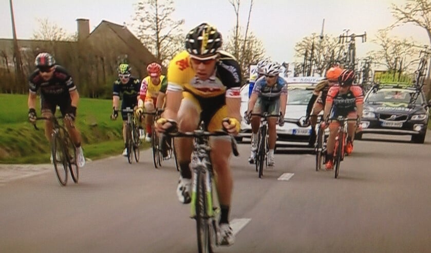 Michael Vingerling laat zich aan het front zien van De Panne