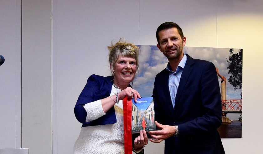Anja overhandigt haar boek aan wethouder Dijkman. Foto: René Bakker.