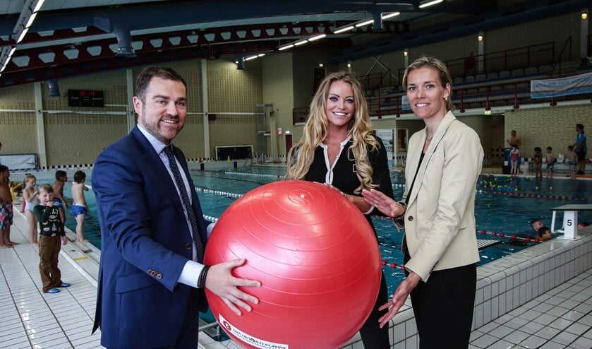Staatssecretaris Dijkhoff, Inge de Bruijn en Lobke Berkhout trappen de campagne 'Seksueel grensoverschrijdend gedrag. Maak er een punt van' af in het Inge de Bruijn Sportfondsenbad in Barendrecht.