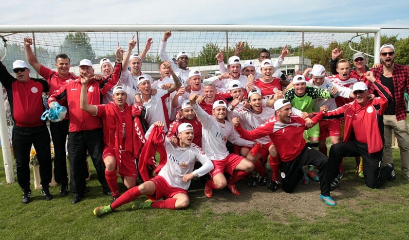 Het kampioensteam. Foto's: Theo van Kralingen