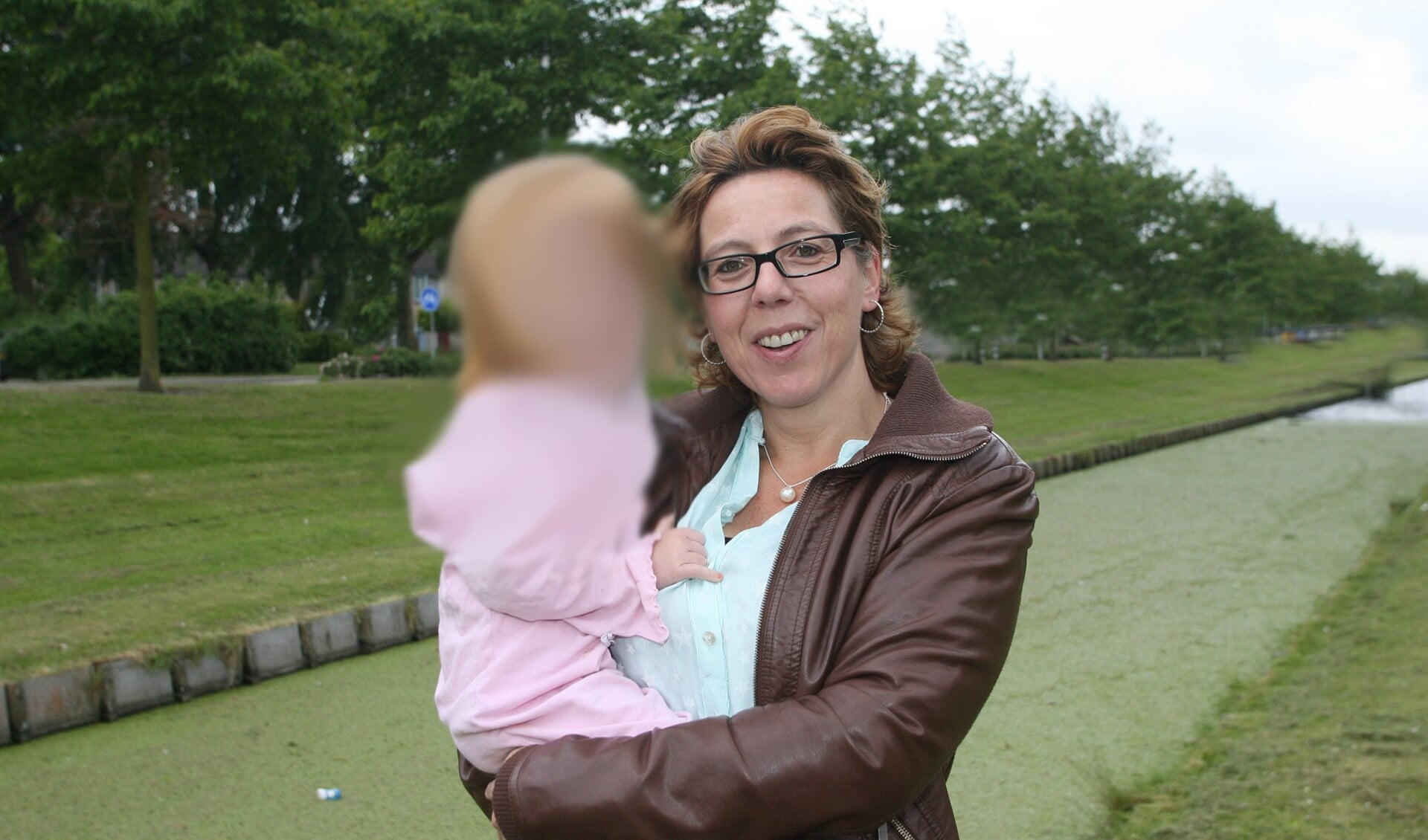 Wil van Balen zette Brenda met de 2-jarige peuter op de foto. Vanwege de privacy is het meisje onherkenbaar gemaakt.