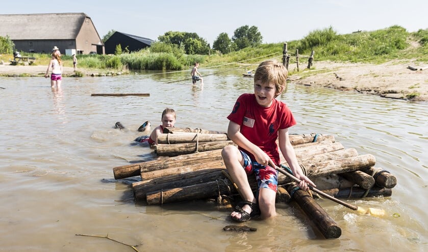 In 4,5 hectare natuurterrein kunnen ze naar hartenlust ravotten, vlotten of hutten bouwen en vies worden. (Foto: Janko van Beek)