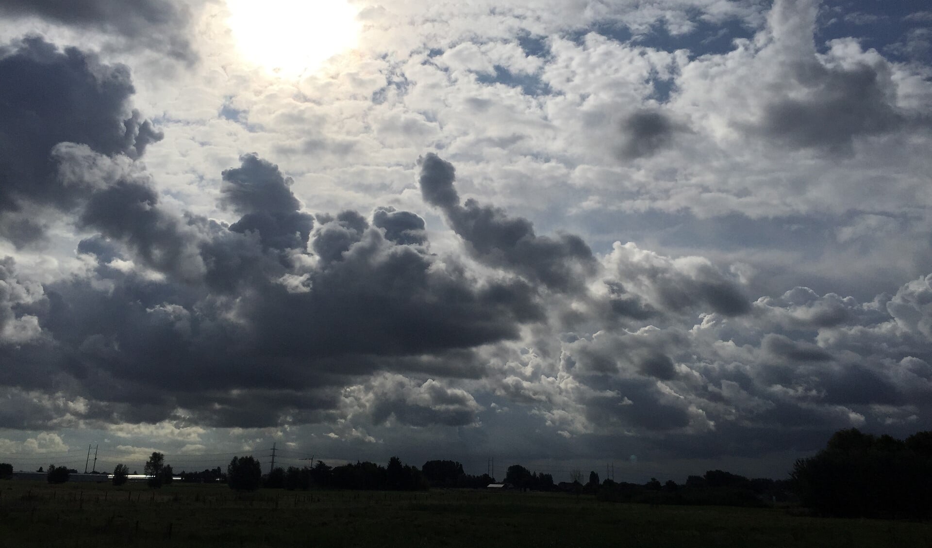 Achter de wolken schijnt de zon. Foto: Martijn Mastenbroek