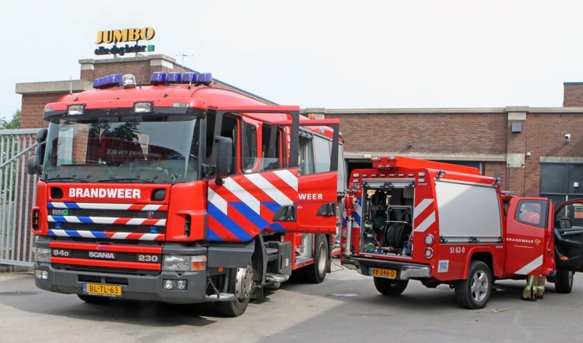 De brandweer bij de losruimte van Jumbo