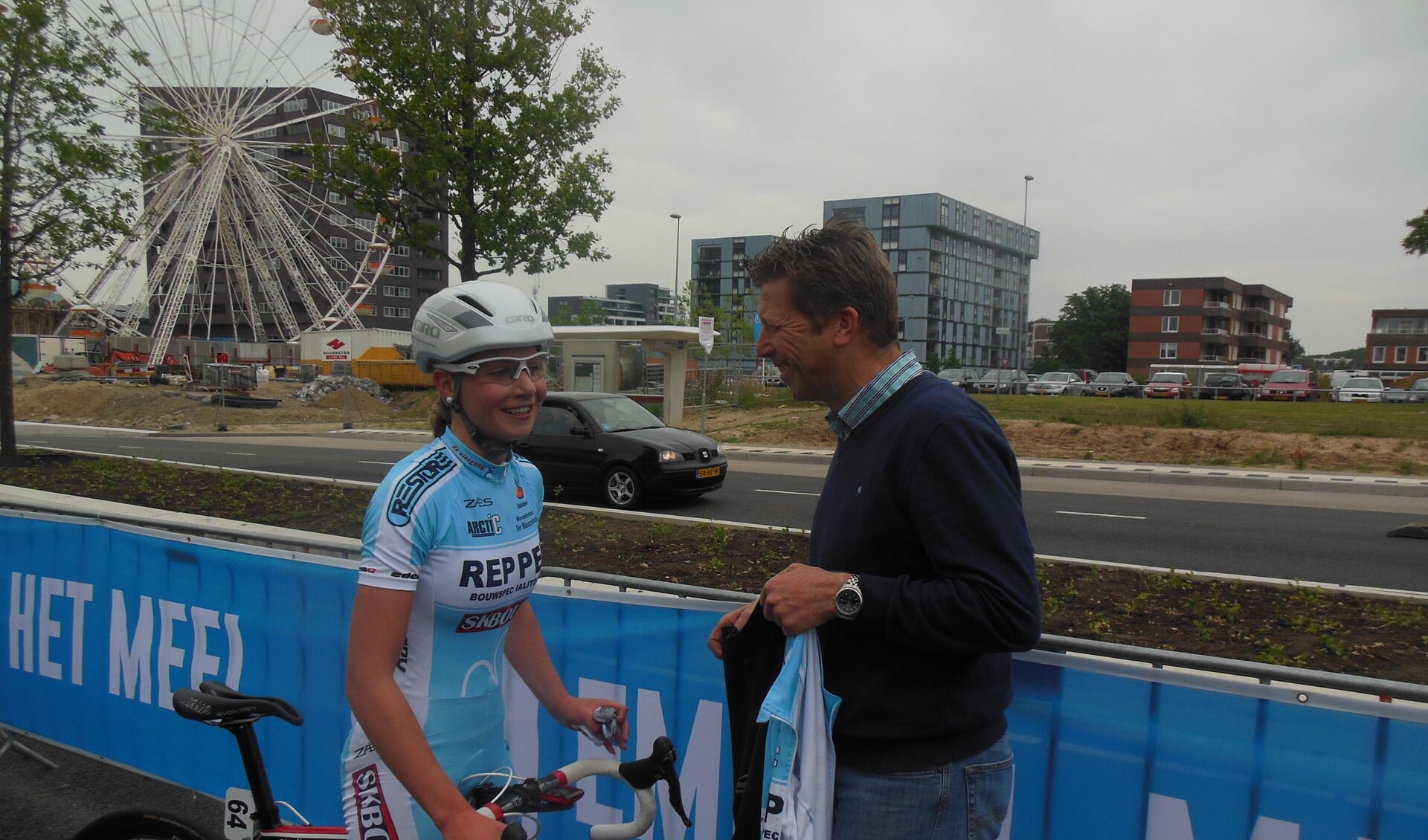 Delore Stougje (na haar tweede plaats op het NK gefeliciteerd door Edward Farenhout) gaat naar het EK in Tartu. Archieffoto Dan Rolandus.