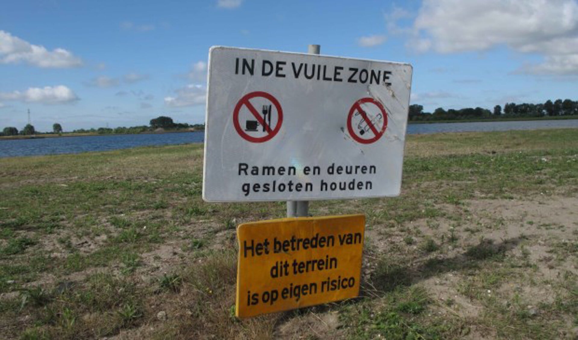 De Brielse kant van de Plas van Heenvliet.