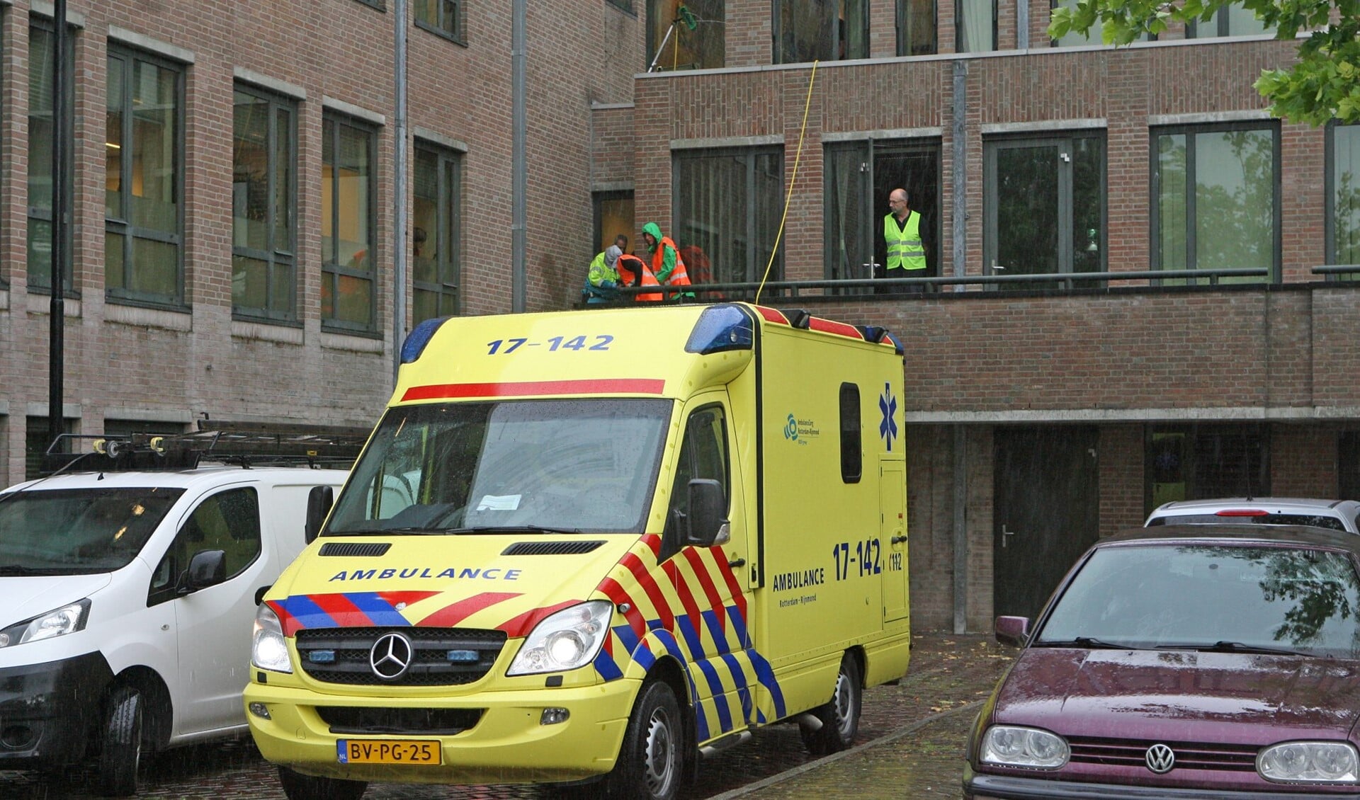 De ambulance staat klaar om glazenwasser naar het ziekenhuis te voeren