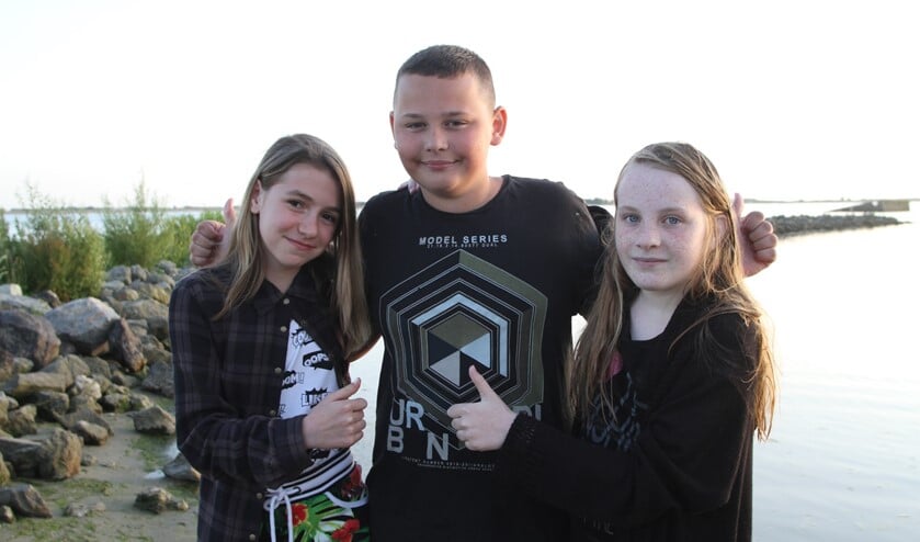 Vinnie met de twee geredde meisjes Roos en Susanne