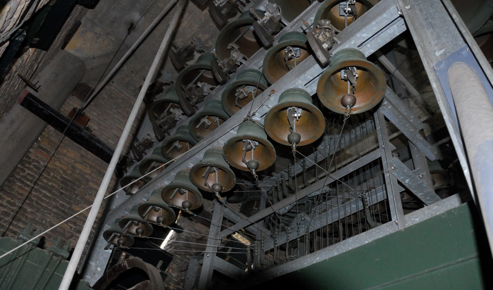 Het carillon hoog in de Dorpskerk.