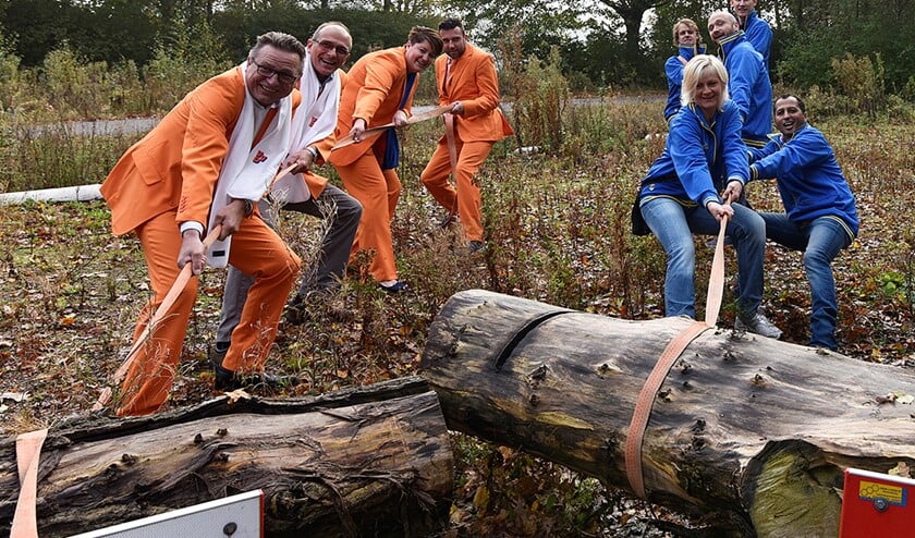 VVD en ONS trokken de boomstammen weg. Archieffoto René Bakker.