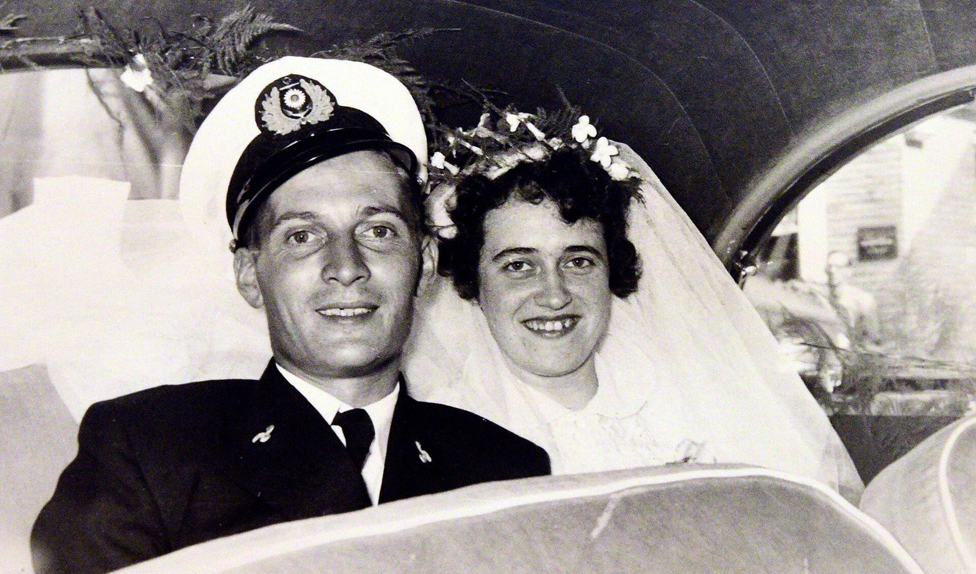 Corrie en Bep tijdens hun bruiloft in 1955