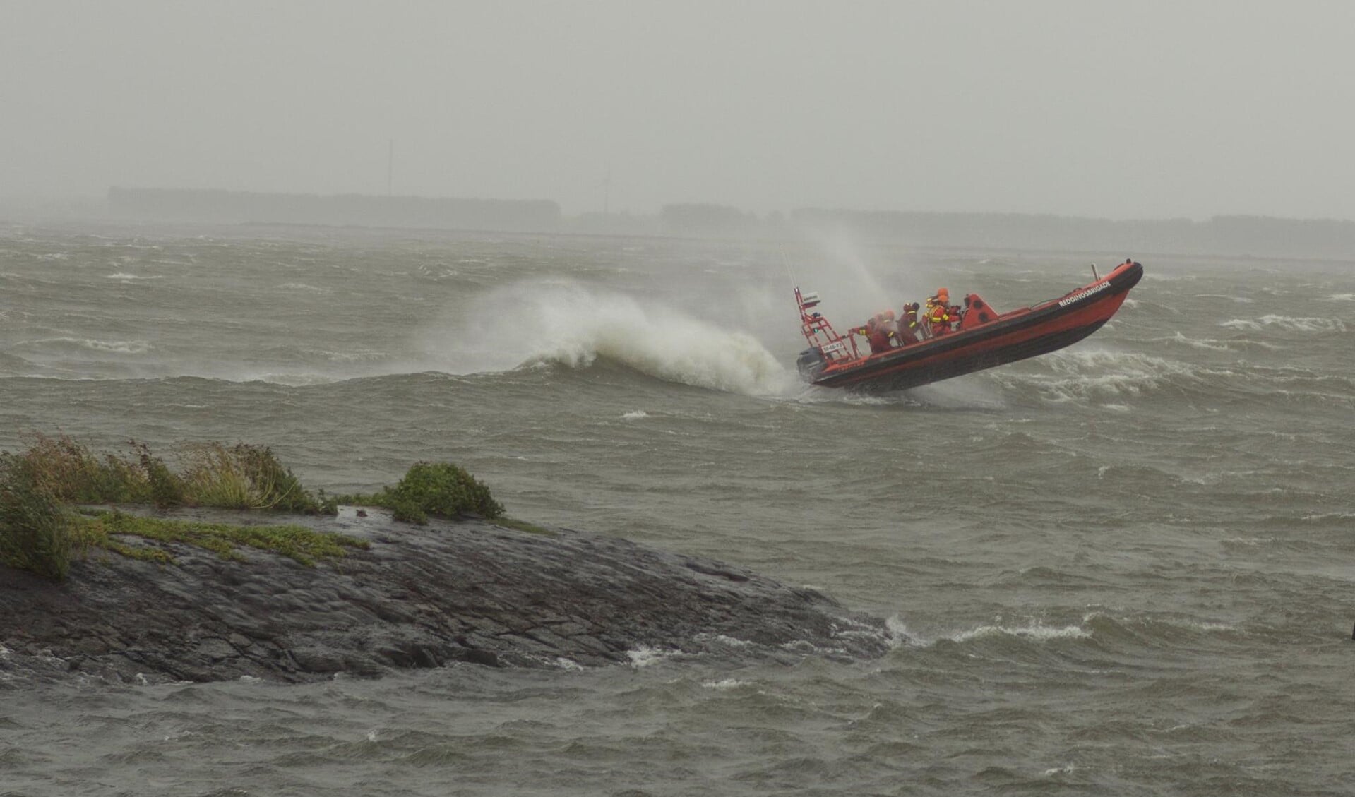 de storm tilt de boot van de reddingsbrigade uit het water