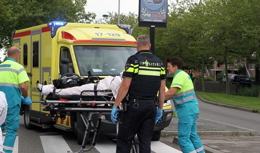 Met onbekend letsel is de fietser naar het ziekenhuis gebracht