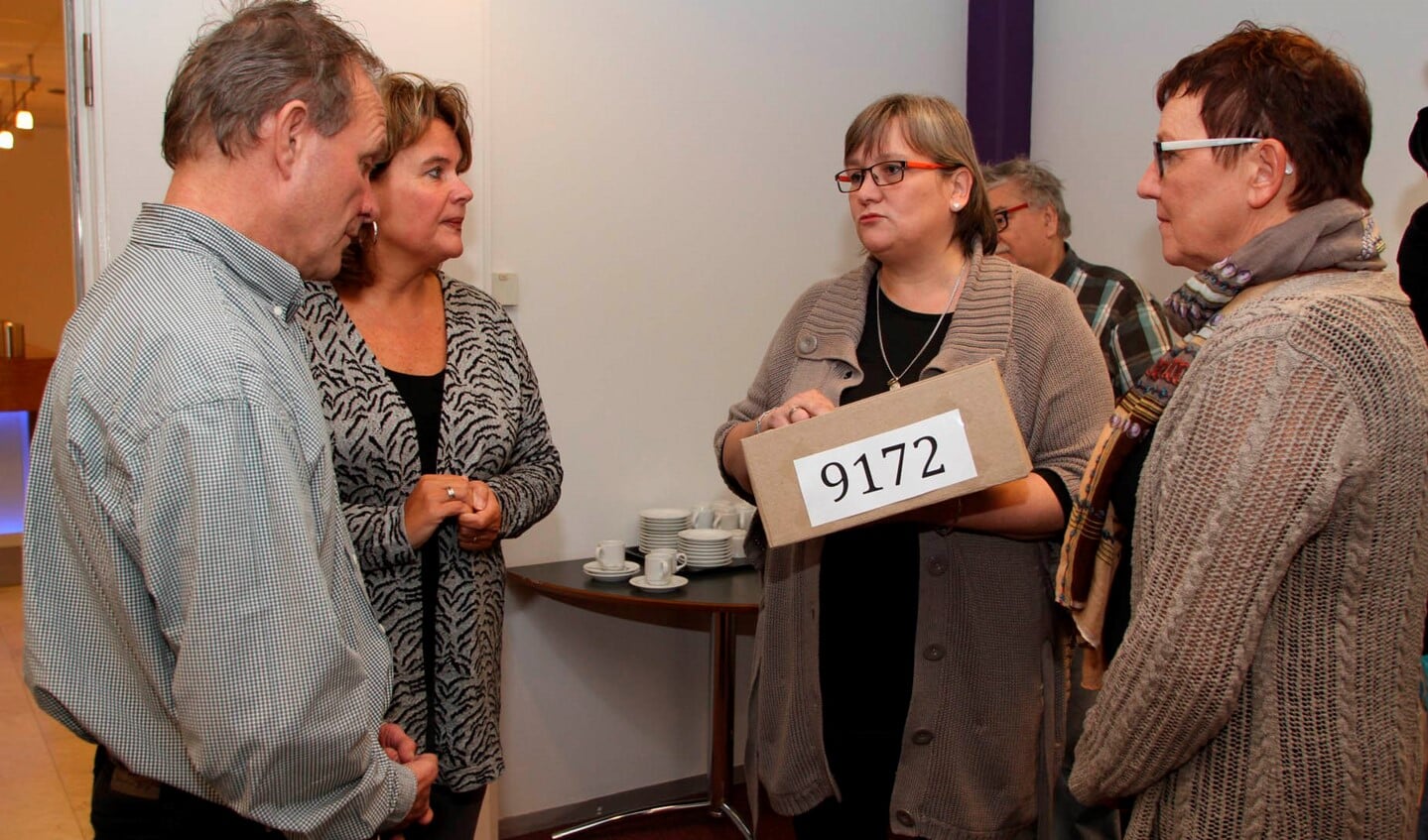 Agnes Oosterboer en Marianne Kijf overhandigen de handtekeningen aan het bestuur van de HAP