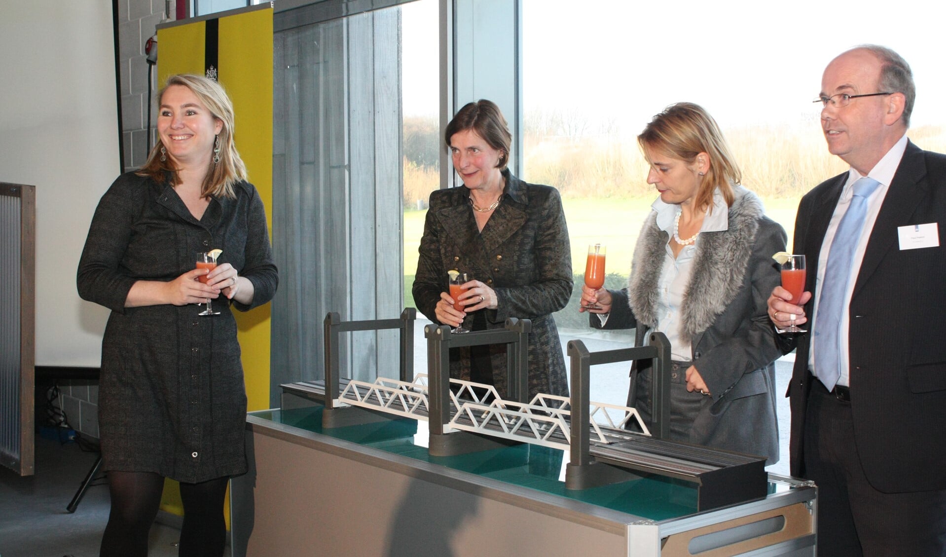In december 2011 gaf de minister het startsein voor de bouw van de nieuwe Botlekbrug. Archieffoto Jan Koopmans.