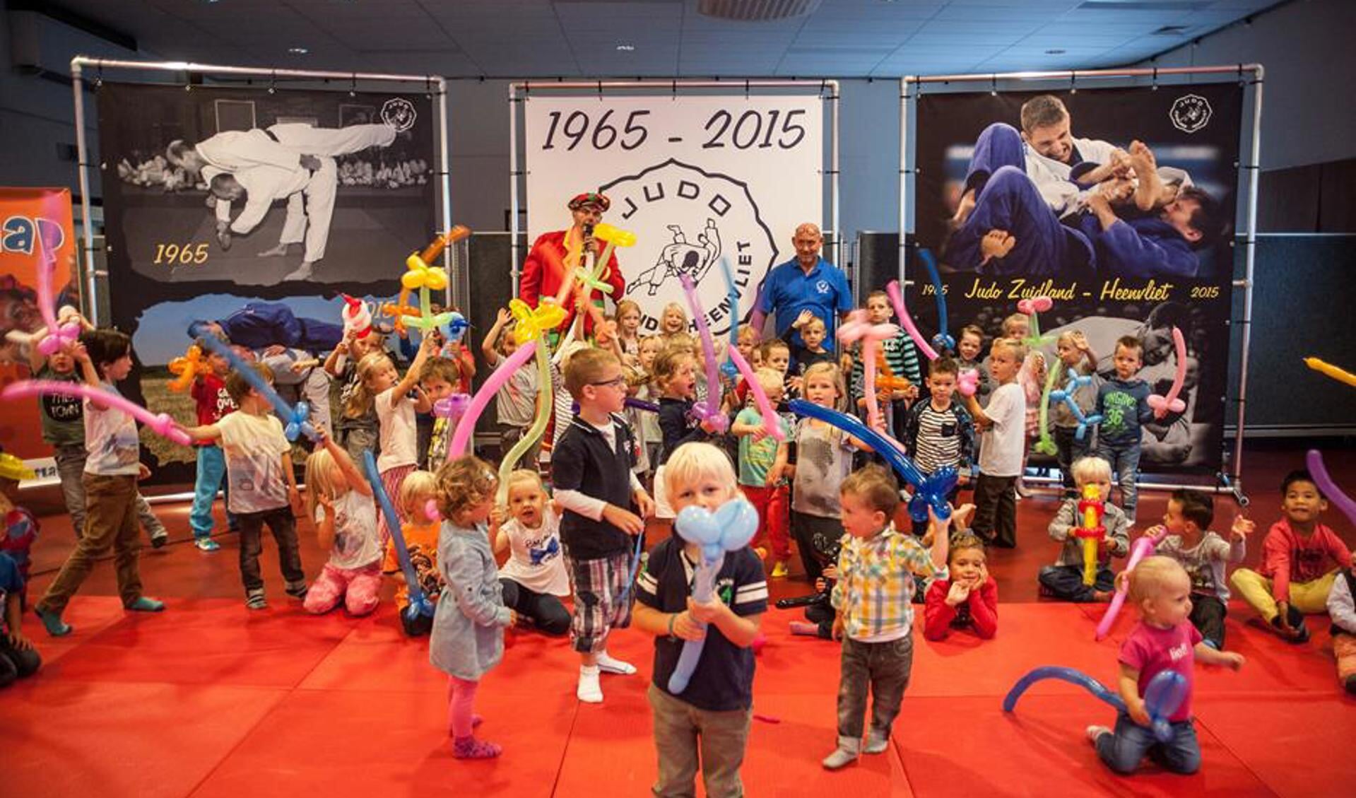 Tijdens het jubileumfeest vermaakte Clown Flap de kinderen op de judomat.