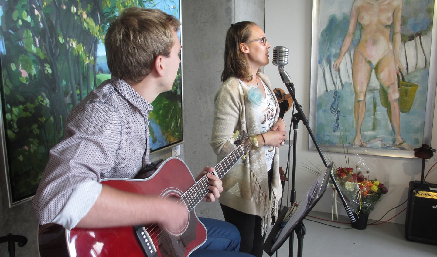 Eline Bierling en Ruben Kruithof verzorgden de muziek tijdens de vernissage.
