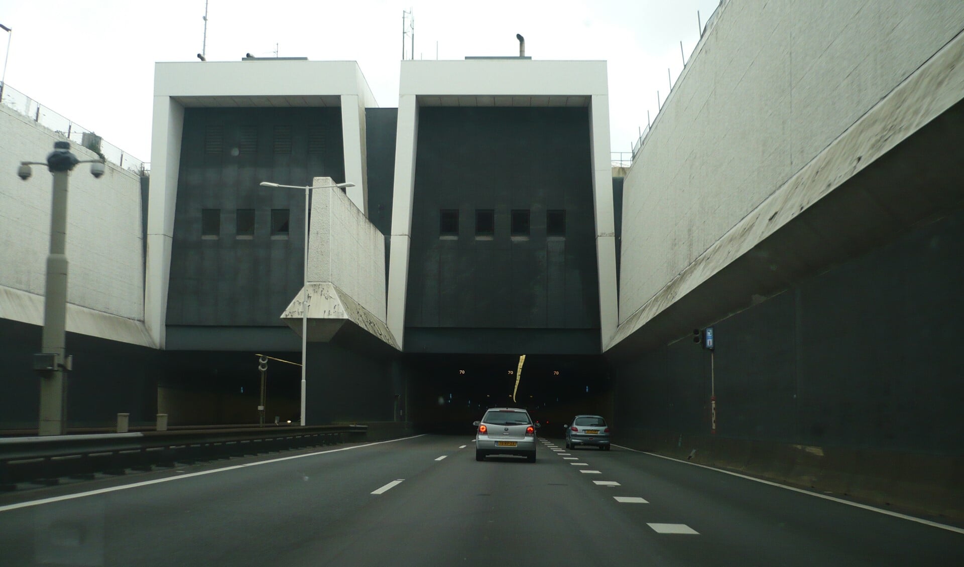 De tunnel is dicht in de richting van Rozenburg.