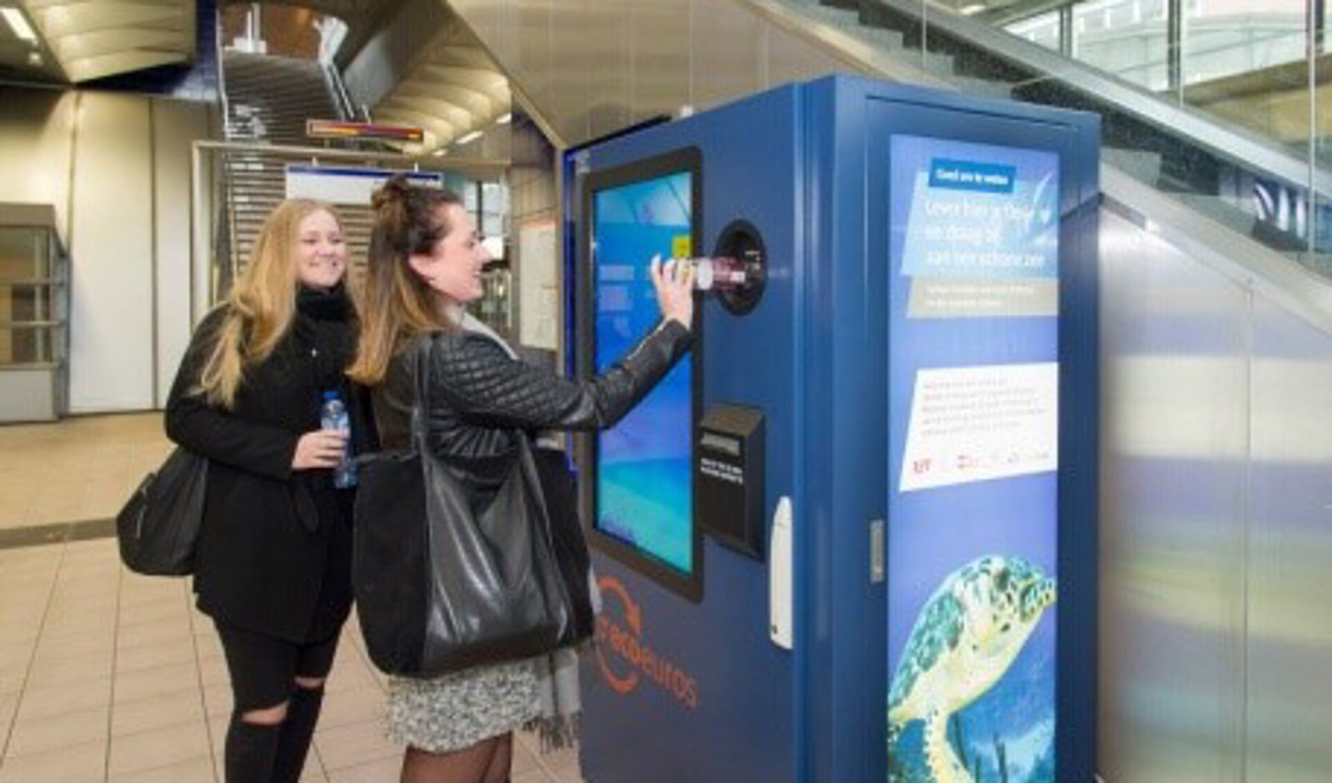 Petflessen kunnen nu ingeleverd worden op diverse metrostations. Foto RET.