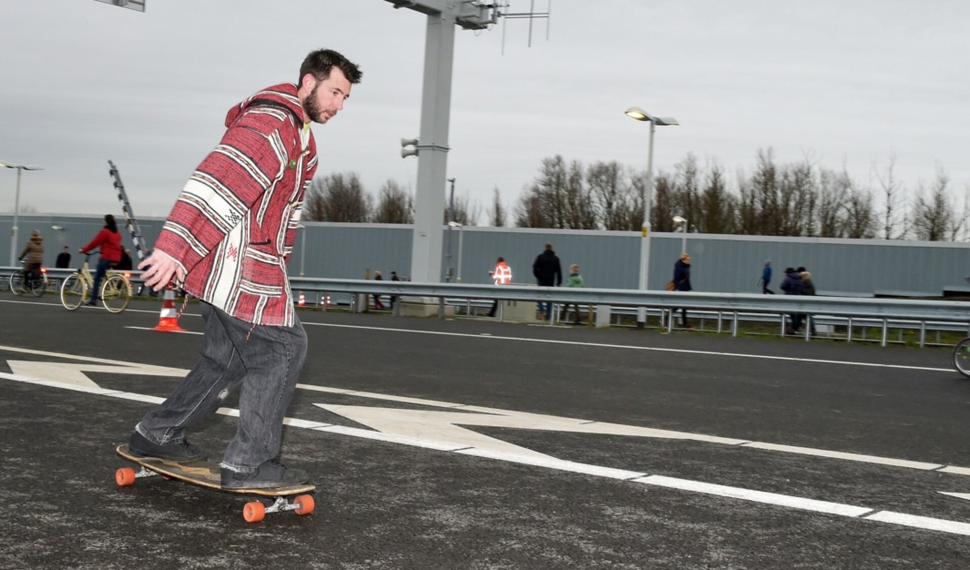 Voor de openstelling werd de weg getest door skaters, fietsers en wandelaars. (Foto: Rijkswaterstaat)