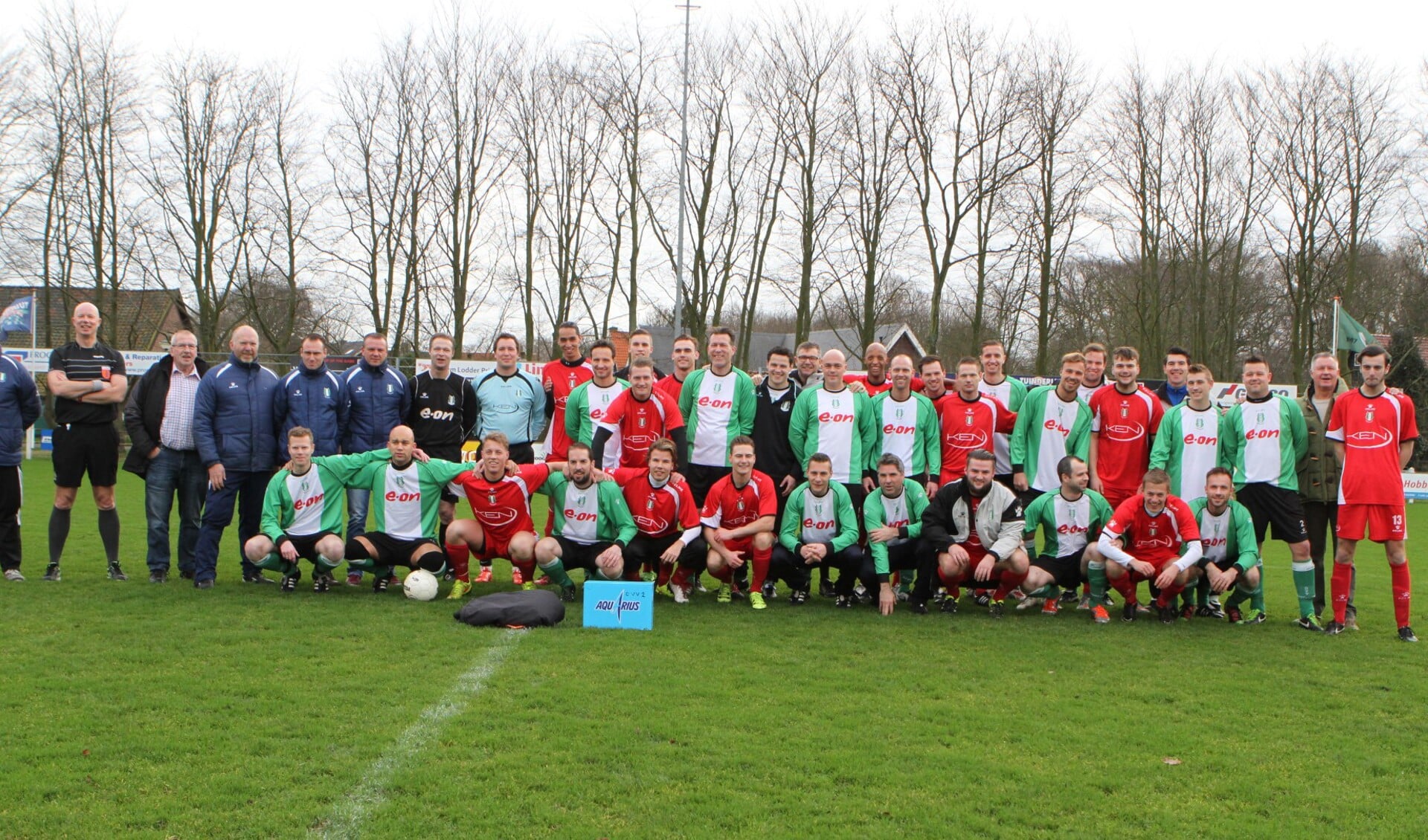 Veel oud-spelers van OVV (in groen witte shirts) wisten afgelopen zondag de weg naar de Zwartelaan in Oostvoorne te vinden. * Foto: Wil van Balen.